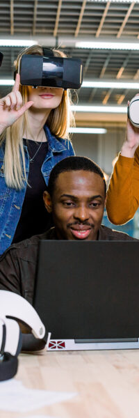 personnes travaillant sur un ordinateur pour trouver des informations